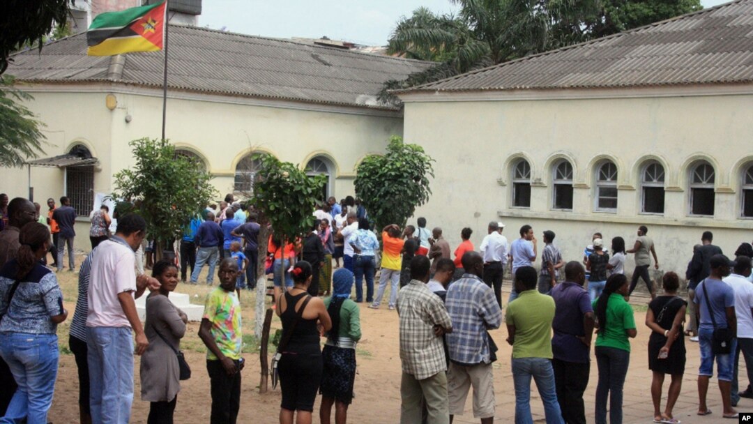 Voters queue to cast their votes at a polling station, in Maputo, Mozambique, Oct. 15, 2014.