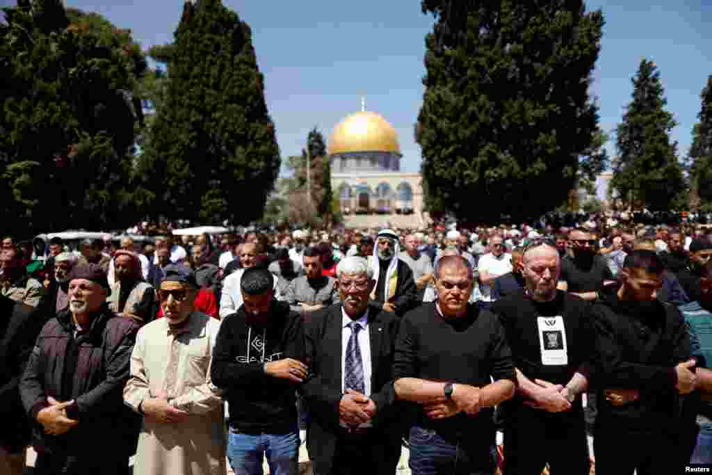 Warga Palestina melakukan salat Jumat di kompleks Masjid Al-Aqsa setelah bentrokan antara demonstran Palestina dengan pasukan keamanan Israel di Kota Tua Yerusalem, Jumat (15/4). (Foto: Reuters)