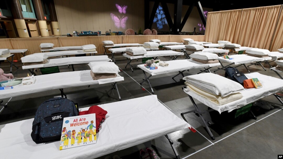 Interior del centro de convenciones de Long Beach, en California, convertido en centro de acogida para migrantes menores de edad, el 22 de abril de 2021.
