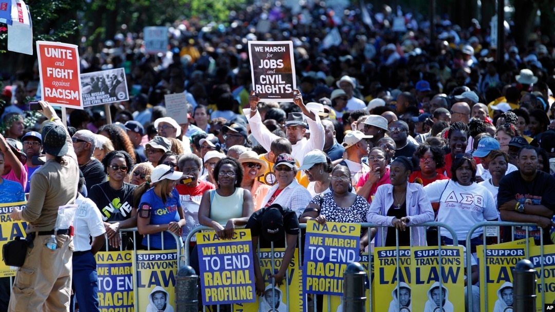 Warga berkumpul di Lincoln Memorial di Washington untuk memperingati pawai gerakan hak-hak sipil di tempat yang sama pada 1963 (24/8). (AP/Jose Luis Magana)