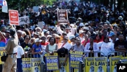 Warga berkumpul di Lincoln Memorial di Washington untuk memperingati pawai gerakan hak-hak sipil di tempat yang sama pada 1963 (24/8). (AP/Jose Luis Magana)