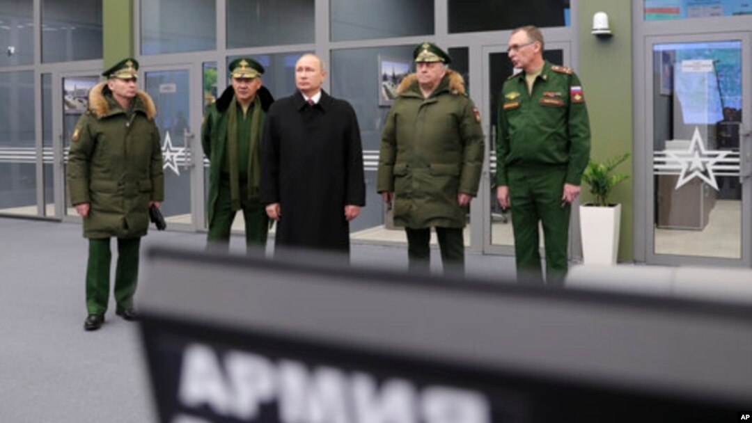Presiden Rusia Vladimir Putin (tengah), Menteri Pertahanan Rusia Sergei Shoigu (kiri kedua), dan Komandan Pasukan Rudal Strategis Rusia, Kolonel Jenderal Sergei Karakayev (kanan kedua), mengunjungi Akademi Militer Pasukan Roket Strategis Peter Agung di Balashikha, Moskow, Rusia, Jumat, 22 Desember 2017. (Foto: dok).