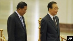 Cambodian Prime Minister Hun Sen (L) and Chinese Premier Wen Jiabao (R) listen to national anthems during a welcome ceremony at the Great Hall of the People in Beijing.