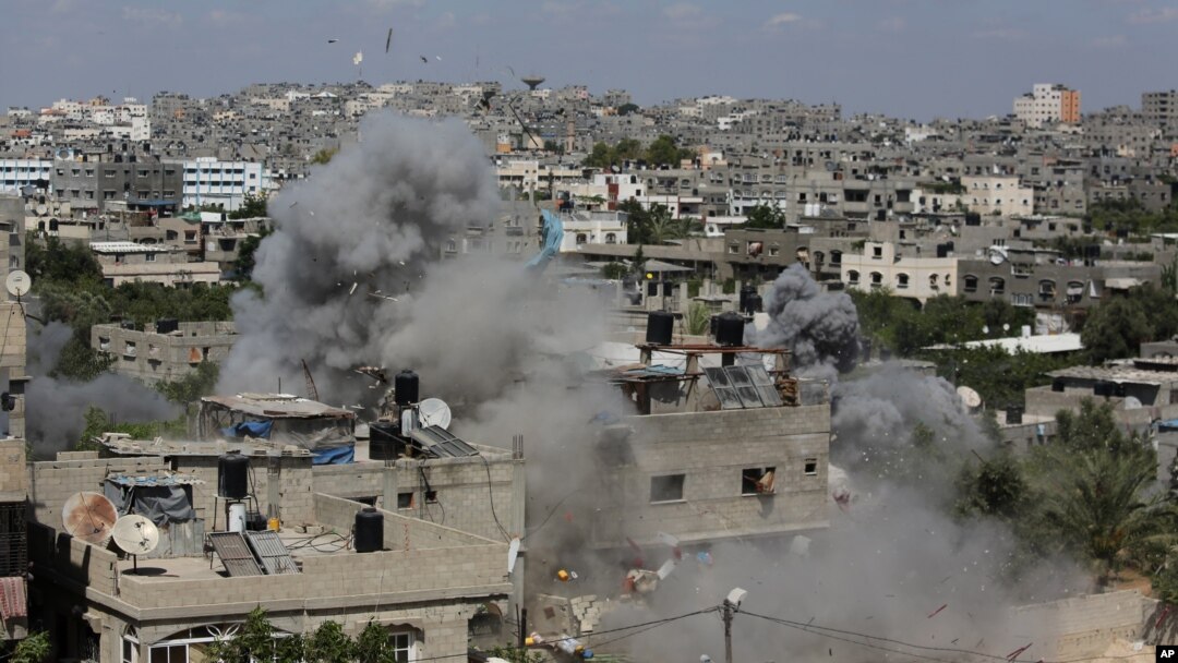 Asap mengepul setelah misil Israel menyerang sebuah bangunan di kamp pengungsi Jabalya di Jalur Gaza utara (14/7).