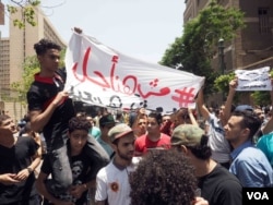 High school students in Cairo say they don’t want to re-take the exam after their scores were canceled, and that officials should weed out tests that have the exact answers found online, June 27, 2016. (H. Elrasam/VOA)