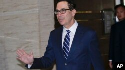 Bộ trưởng Tài chính Mỹ Steven Mnuchin tới khách sạn hôm 28/3.