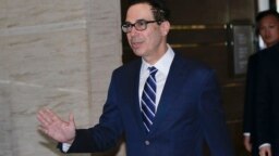 Bộ trưởng Tài chính Mỹ Steven Mnuchin tới khách sạn hôm 28/3.