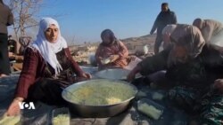 خەڵکی مەدەنی و خێزانەکان وەک یارمەتی، خواردن بۆ هێزە کوردەکان لە کۆبانی دروست دەکەن