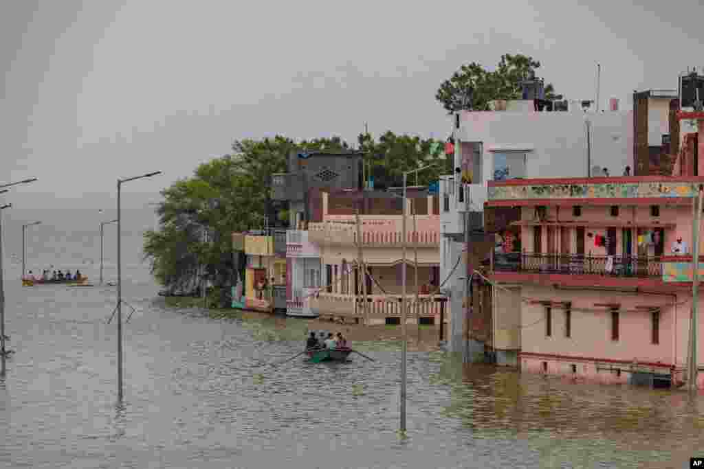 پس از طغیان و سیلاب رودخانه گنگ در پرایاگراج هند، مردم از قایق برای رفت و آمد استفاده می‌کنند. 