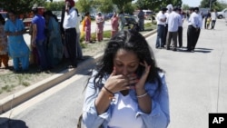 8月5日，人们在威斯康辛州的锡克庙外等待有关枪击案的消息