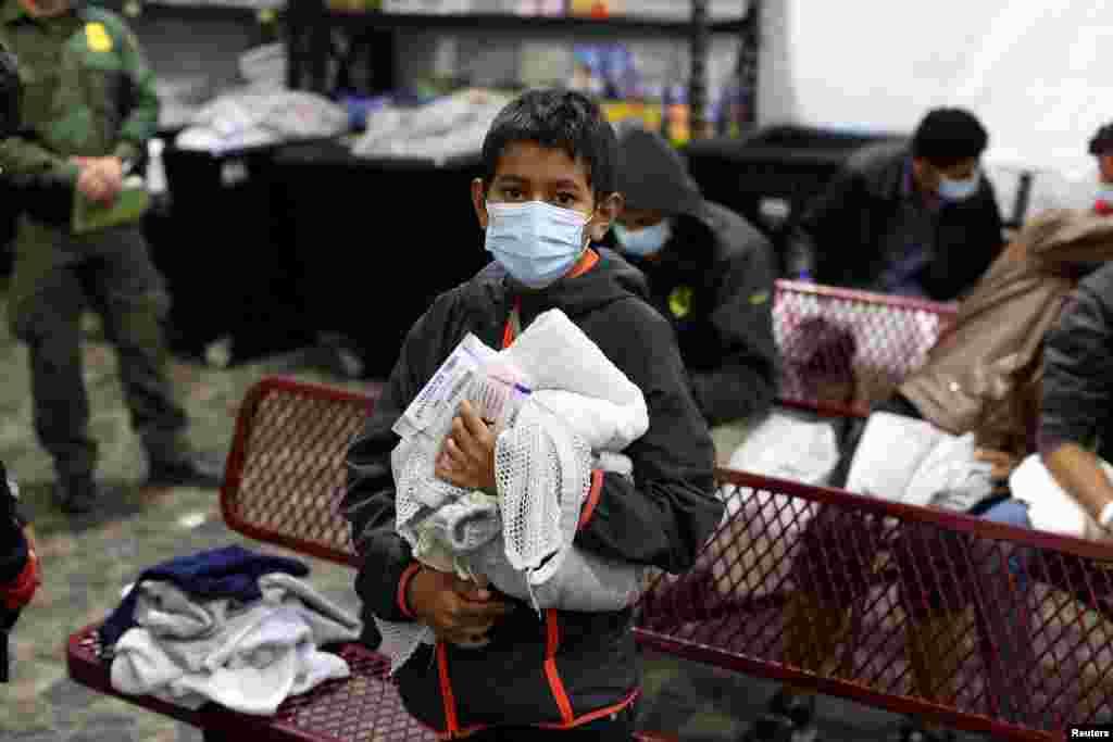 Un ni&#241;o migrante espera su turno para ducharse. 