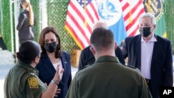 امریکی نائب صدر کاملا ہیرس میکسیکو سرحد پر کسٹم اور سیکیورٹی حکام سے بات کر رہی ہیں۔ 25 جون 2021