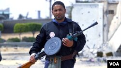 Un combatiente rebelde fuertemente armado participa de la defensa de Misrata en la calle Trípoli, donde este miércoles murieron dos fotógrafos extranjeros.