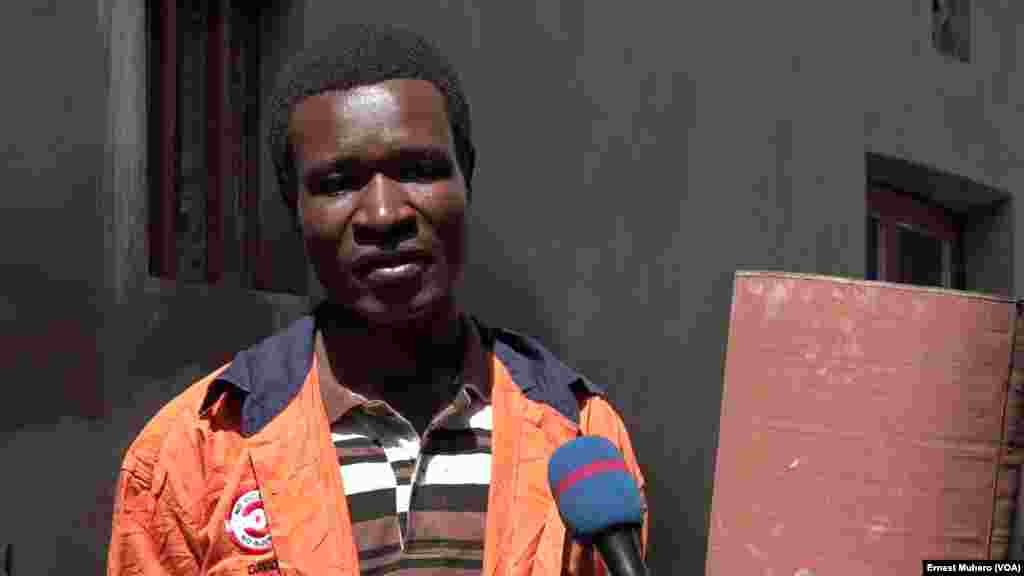 Murhula Zigabe, âgé de 27 ans est l'initiateur et manager de l'entreprise Briquettes du Kivu à Bukavu, en RDC, le 30 mai 2018. (VOA/Ernest Muhero)