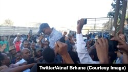 Une foule en liesse soulève le blogueur Befekadu Haile libéré de prison, Ethiopie, 14 février 2018. (Twitter/Atnaf Brhane)