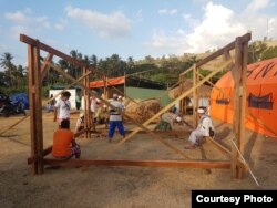 Proses pembangunan Buruga, pondok khusus bagi perempuan dan anak oleh Forsil Lippo Cikarang di Mentigi, Lombok Utara. (Foto courtesy: Irvan Ramli)