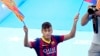 Le Brésilien Neymar da Silva Santos Junior, nouveau joueur du FC Barcelone, brandit deux drapeaux de son nouveau club lors de sa présentation au stade Camp Nou à Barcelone, le 3 juin 2013.