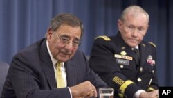 美國國防部長帕內塔(左)和參謀長聯席會議主席登普西在國防部舉行的新聞發佈會上(資料照片)