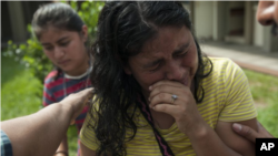 En la foto Lilian Hernández quién teme que 36 miembros de su familia estén sepultados tras la erupción del Volcán de Fuego en Guatemala.