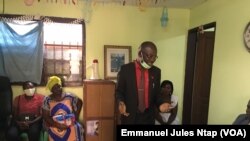 Dr Abel Messina -chemise rouge- explique aux habitants du quartier Mimboman, les spécificités de la prise en charge des toxicomanes à Yaoundé, le 17 juillet 2021 (VOA/Emmanuel Jules Ntap)