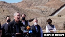 El líder de la minoría de la Cámara de Representantes, Kevin McCarthy, habla con la prensa durante una gira de una delegación de legisladores republicanos a la frontera entre EE. UU. y México, en El Paso, Texas, el 15 de marzo de 2021.