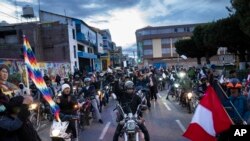 Manifestantes antigubernamentales participan en una caravana de motocicletas en Juliaca, Perú, el lunes 30 de enero de 2023.