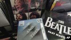 Un nuevo sencillo de los Beatles titulado "Now and Then" está a la venta en una tienda de discos de Londres el viernes 3 de noviembre de 2023.