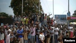 Warga memenuhi jalan menanti kedatangan Paus Fransiskus di Bangui, Republik Afrika Tengah, 29 November 2015. 