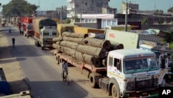 Des camions bloqués sur l'une des routes de Raxaul, dans l'État indien de Bihar, le 15 octobre 2015.