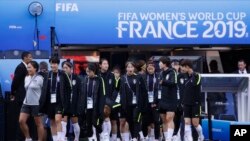 تیم فوتبال زنان کوریای جنوبی، روز پنجشنبه از میدان ورزشی شهر پاریس دیدن کردند.