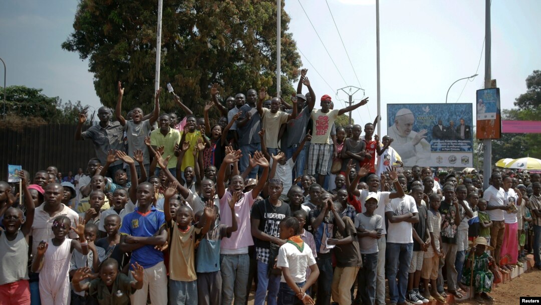 Warga memenuhi jalan menanti kedatangan Paus Fransiskus di Bangui, Republik Afrika Tengah, 29 November 2015. 