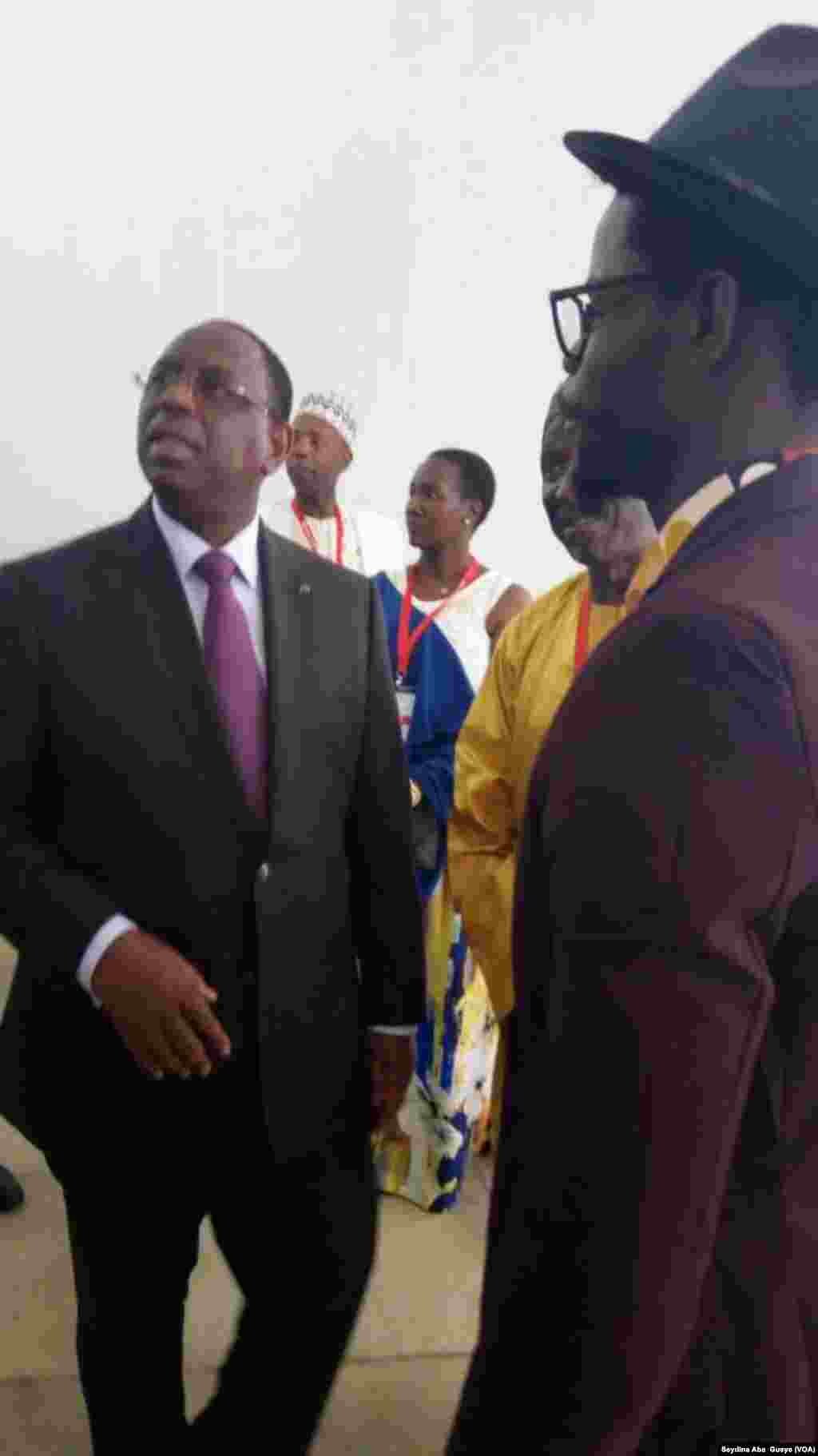 Le Président Macky Sall visite l'exposition de l'artiste Pape Samba Ndiaye, à Dakar, au Sénégal, le 16 mai 2018. (VOA/Seydina Aba Gueye)