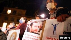 Sejumlah aktivis hak-hak asasi manusia menggelar demo untuk memprotes pelanggaran HAM di Mesir di tengah kunjungan resmi dua hari Presiden Mesir Abdel Fattah el-Sisi di Paris, Perancis, 8 Desember 2020. (Foto: Christian Hartmann/Reuters)