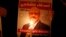 Un manifestante sostiene una foto del periodista saudí Jamal Khashoggi durante una protesta frente al consulado de Arabia Saudí en Estambul, Turquía, el 25 de octubre del 2018
