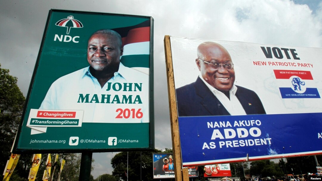 Les panneaux de campagne de deux principaux candidats de l’élection présidentielle, le président sortant John Dramani Mahama et l’opposant Nana Addo, placés côte-à-côte sur une rue à Accra, Ghana, 3 décembre 2016.