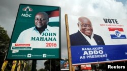 Les panneaux de campagne de deux principaux candidats de l’élection présidentielle, le président sortant John Dramani Mahama et l’opposant Nana Addo, placés côte-à-côte sur une rue à Accra, Ghana, 3 décembre 2016.