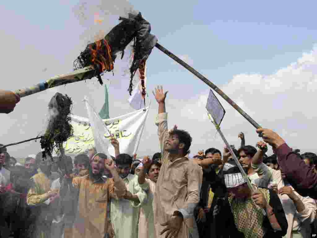 阿富汗人9月15日在喀布尔东南的霍斯特地区举行的一场抗议活动中焚烧美国总统奥巴马的模拟像。