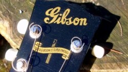 Women Kept Gibson Guitar Playing During WWII 