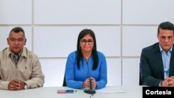 Delcy Rodríguez (centro), el ministro Néstor Reverol (izquierda) y el presidente de la oficina de identificación -SAIME- Gustavo Vizcaíno (derecha) anuncian el aumento del precio del pasaporte y su nuevo método de pago. Noviembre 5, 2018. (Foto: twitter oficial del ministro Reverol)