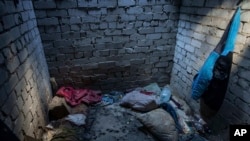 Krhotine na podu zgrade koju su koristile ruske snage u kojoj su civili rekli da su držani i mučeni, u Iziumu, Ukrajina, u srijedu, 21. septembra 2022.. U izvještaju UN-a iz juna navodi se da je 91% zatvorenika “opisalo mučenje i zlostavljanje”. (AP Photo/Evgeniy Maloletka)