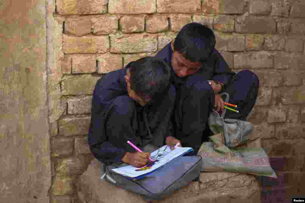 حصول تعلیم سے محروم ان بچوں کی عمریں پانچ سے سولہ سال کے درمیان ہیں۔