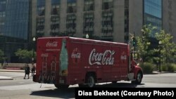 Sebuah truk Coca-Cola mengirimkan Coca Cola ke para pelanggan di Washington, DC.