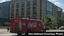 资料照片：一辆运送可口可乐饮料的卡车经过华盛顿市的一座办公楼。