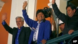 볼리비아 대통령 선거가 열린 12일 3선에 도전하는 에보 모랄레스 현 대통령이 라파스의 대통령궁에서 지지자들에게 손을 흔들고 있다.