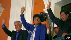 Tổng thống Bolivia Evo Morales vẫy chào người ủng hộ từ ban công của dinh tổng thống ở La Paz, ngày 12/10/2014.