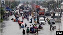 Ribuan warga di pinggiran ibukota Bangkok harus dievakuasi akibat banjir yang tidak mereda (20/10).