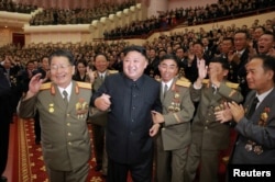 Arhiva - Sjevernokorejski lider Kim Jong Un tokom proslave priređene u čast nuklearnih naučnika i inženjera koji su učestvovali u probi hidrogenske probe, na ovoj nedatiranoj fotografiji koju je objavila sjevernokorejska Korejska centralna novinska agnecija (KCNA) u Pjongjangu, 10. septembra 2017.