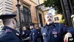 پـۆلیسی ئیتاڵی له‌ به‌رده‌م باڵیۆزخانه‌ی شیلی له‌ ڕۆمای پایته‌خت وه‌سـتاون، پـێـنجشه‌ممه‌ 23 ی دوازده‌ی 2010