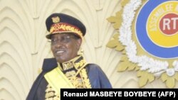 Président Idriss Deby Itno na milulu mya bopesi ye pete ya maréchal na N'Djamena, Tchad, aout 2020.