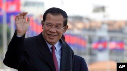 Perdana Menteri Hun Sen menyapa para pejabat pemerintah saat dia tiba untuk menonton pertandingan balap perahu dalam festival air tahunan, di Phnom Penh, Kamboja, Kamis, Nov. 2, 2017. The 3-day traditional water festival is dedicated 